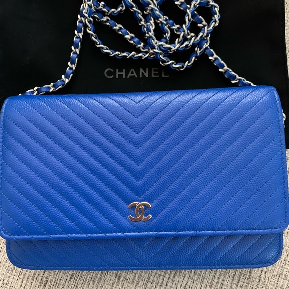 CHANEL Handbags - Chanel classic chevron wallet on chain